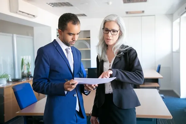 Advogado orientando cliente sênior na revisão de documentos fiscais