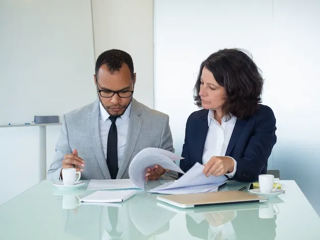 Advogados revisando um contrato em conjunto