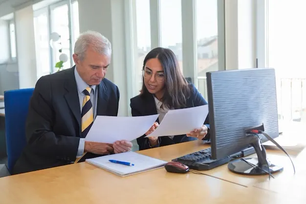 Advogada explicando documentos a um cliente